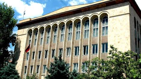 Ermenistan'da yaşamayan seçmenlerin oy kullanması yasaklandı