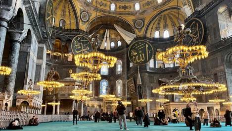 Ayasofya’da İncil okuduğu iddia edilen iki Rus turiste gözaltı