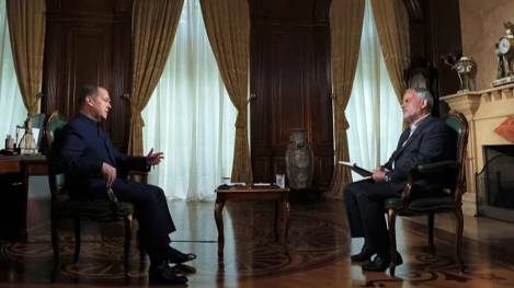 Medvedev, Ermenistan'ı 'yeni bir Ukrayna' olmaması konusunda uyardı