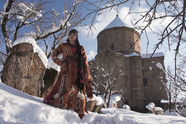 Ցուցահանդէս Վանի տարազներով