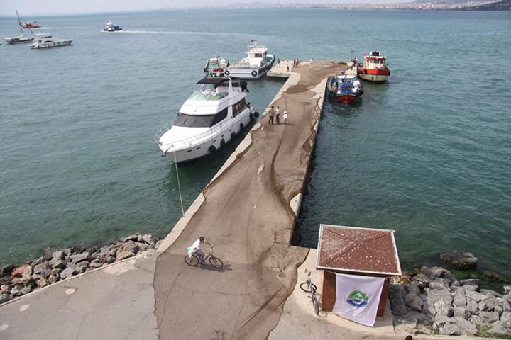 Denizin dibinden çıkan ağ Büyükada'da iskelede sergilendi.