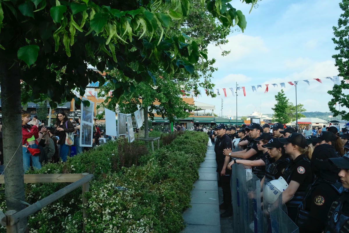 Gezi Direnişi'ne adanan "12 Barikat" sergisine polis engeli