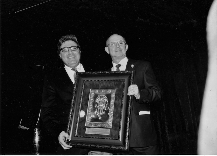 Hayk Nişan'ın 2012 yılındaki jübilesi, solda Surp Haç Tıbrevank Lisesi Vakfı Başkanı Toros Alcan