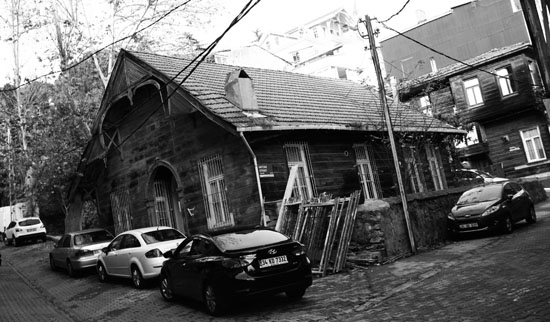 Vakıftan kiralanan 560 metrekarelik okul ve bahçesi, kiliseye 5 bin TL bağış karşılığında alındı; o günden beri aylık 500 TL kira veriliyor. 20 yıllık kullanım hakkı veren kiralama kontratında, kiracının mülkü kullanmaya başlamasından itibaren vakfın, kirayı belirlenen bir oranda arttırma hakkı var. Yakınlarında, denizi doğrudan gören bazı noktalarda, milyon dolarlık villalar da var.