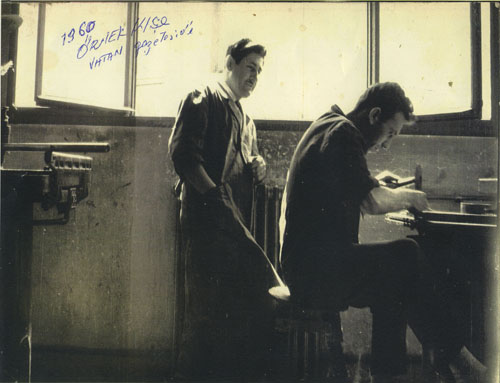 Vartan Melikyan ve çırağı, Vatan Gazetesi için örnek klişe hazırlarken. (1960)