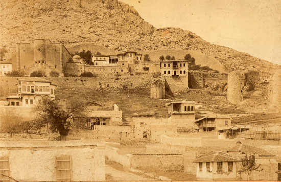 Başpatrikhane külliyesi. Fotoğrafın solunda görünen büyük kagir yapı Aziz Sofya Katedrali’dir.  (kaynak; Nubaryan Kütüphanesi, Paris).