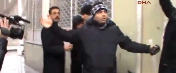 Dink’i ananlara silah çektiler