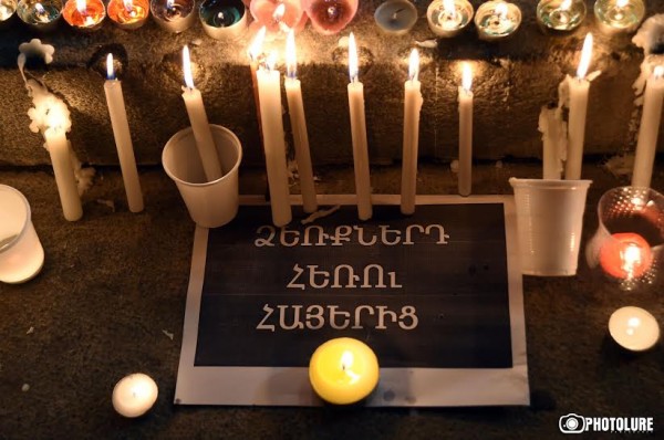 Gümrü sakinleri Avedisyan ailesinin yaşadığı evin önünde mum yaktı, çiçek ve oyuncak bıraktı.