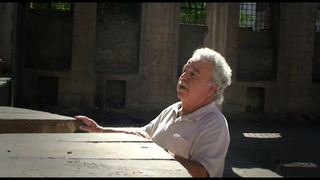 Garod belgeselinden; Surp Giragos Kilisesi mihrabı önünde.