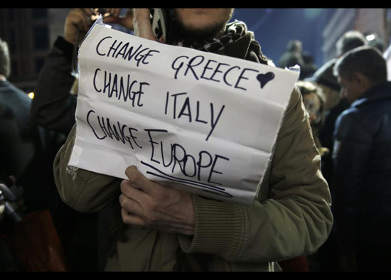 Seçim sonuçlarını sokakta kutlayan bir vatandaşın elindeki pankarttan: