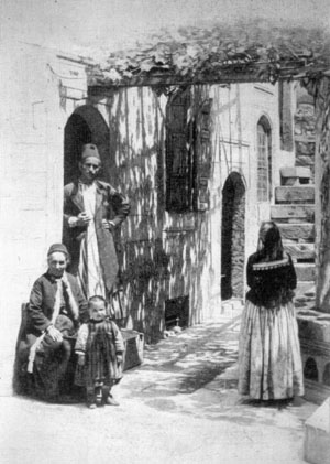 Kayseri’de bir Ermeni evi. (‘1915 Öncesinde Osmanlı İmparatorluğu’nda Ermeniler’, Raymond Harutiun Kévorkian ve Paul Paboudjian, Aras Yayıncılık, İstanbul 2013)