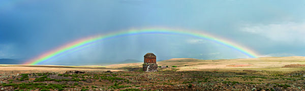 Solda Türkiye, sağda Ermenistan ve Ani’deki Surp Pırgiç Kilisesi, 2012. Baron Sarkis Seropyan’ın bu fotoğraf için yazdığı ve kitapta yer alan metinden:“Daha da güvenli bir İpek Yolu ise tarihsel başkent Ani’den geçiyor ve 1000 yıl öncesine kadar kullanılıyordu. Uzun süreden beri kesintiye uğrayan bu yolun Arpaçay (Akhuryan) üzerindeki köprüsünü kötü ruhlar yok etmiş. Açılıp kapanabilen köprünün ayakları nehrin iki yakasında iki yakın-uzak komşu gibi ayaktalar hâlâ. Ancak zaman zaman doğan bir gökkuşağı, iki insanlarla alay edercesine, yükseklerden bu anlamsız kopukluğu izleyerek ülkeyi bağlayan bir köprü oluşturur...”