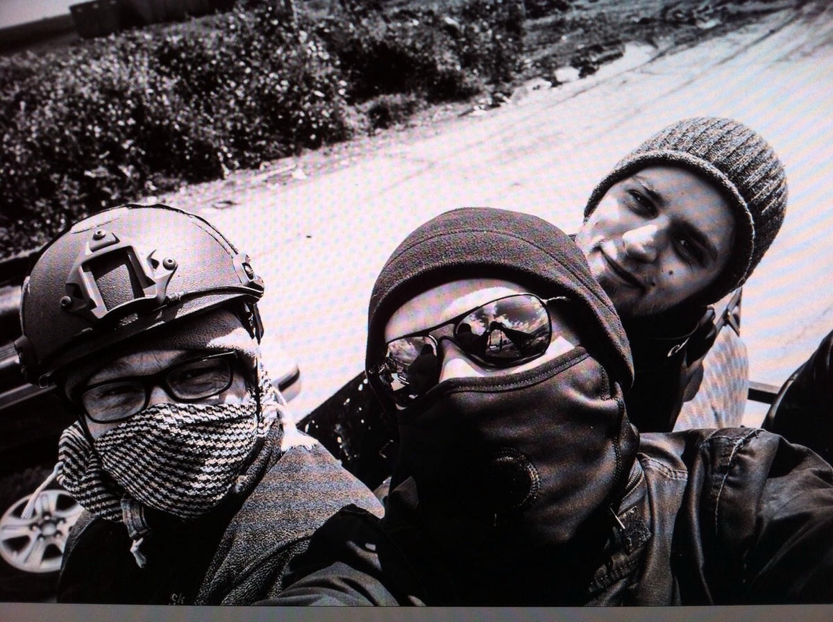 Türkiye’ye gelmeden önce Irak’ta bazı Hıristiyan savaşçılarlaydım, telefonumda onlarla çektiğim bir-iki fotoğraf ve video var. Türkiye’deki güvenlik güçleri bu fotoğraflar yüzünden cihatçı olduğumu düşünmüşler. Bu fotoğraflardaki kişilerin IŞİD militanı ol