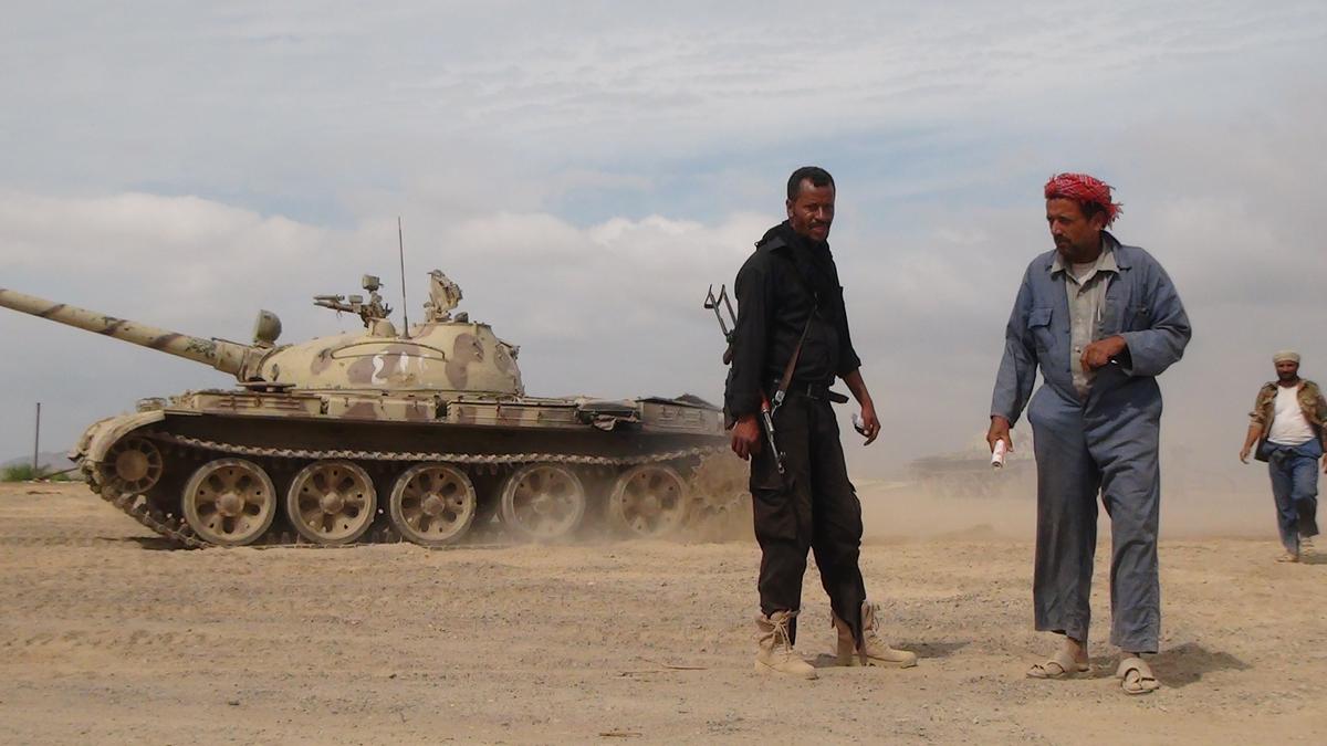 Husiler'in Aden'e girmesiyle birlikte kentte yer yer silah sesleri duyuluyor. Genel Halk Komitesine bağlı silahli milisler ve zırhlı araçlar, Aden Komutanlığında bekleyişini sürdürdü. (AA)