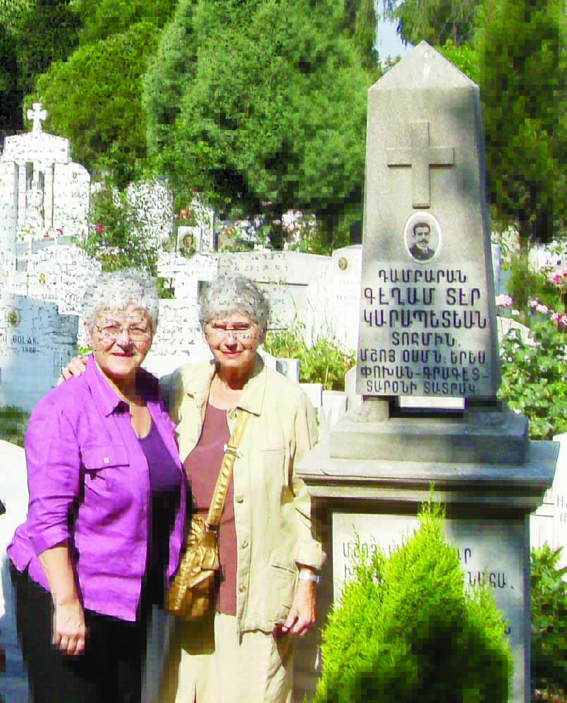 Gülizar’ın torunu, tarihçi Anahid Ter Minasyan, dedesi Muş mebusu Keğam Der Garabedyan’ın Şişli Ermeni Mezarlığı’ndaki mezarının başında. (27 Mayıs 2008)