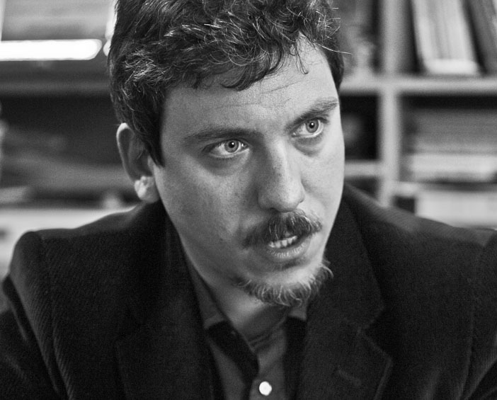 GÜVEN GÜRKAN ÖZTAN:  “Mustafa Kemal, 1915’in doğrudan faillerinden biri olmamasının verdiği meşruiyetle hareket ederken, Meclis’in açıldığının ertesi günü, 1915’i ‘fazahat’ olarak değerlendirmişti.  Fakat askeri zaferlerin ardından, gayrimüslimlerin el konulmuş mallarının üzerine kurulan yeni düzeni koruyacağı vaadiyle liderliğini perçinledi.”