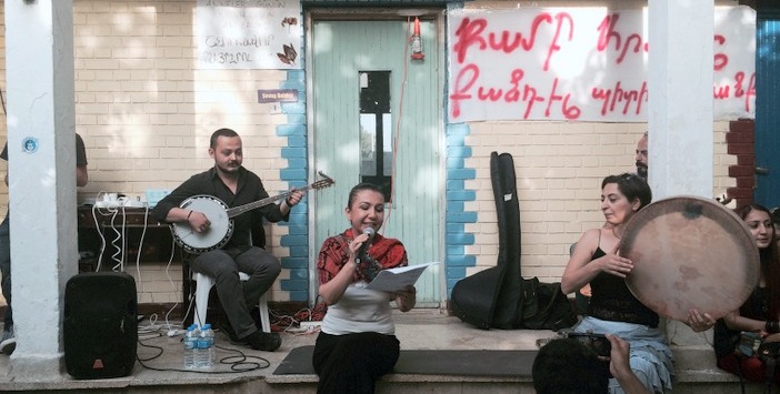 Kardeş Türküler, Kamp Armen nöbetindeydi