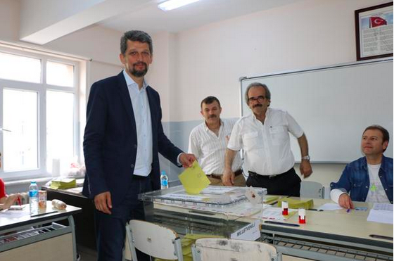 HDP İstanbul adayı Garo Paylan da oyunu sabah saatlerinde kullandı. 