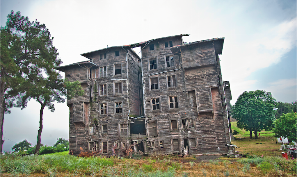 İçeriden piyano seslerinin geldiği Rum Yetimhanesi