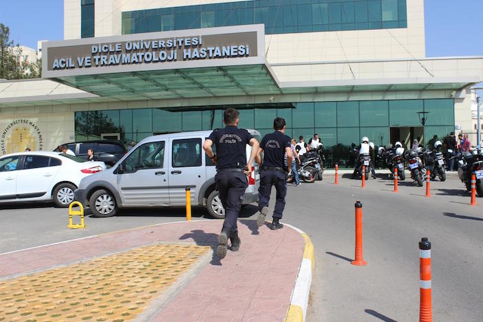 Diyarbakır'da polise silahlı saldırı