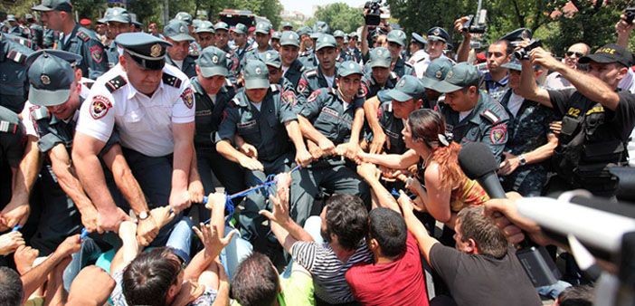 Yerevan barikatlara veda etti