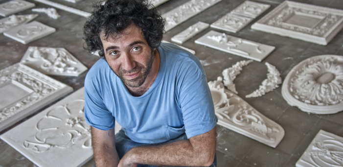 Cezayirliyan’ın kartonpiyer atölyesi Bienal’e taşındı