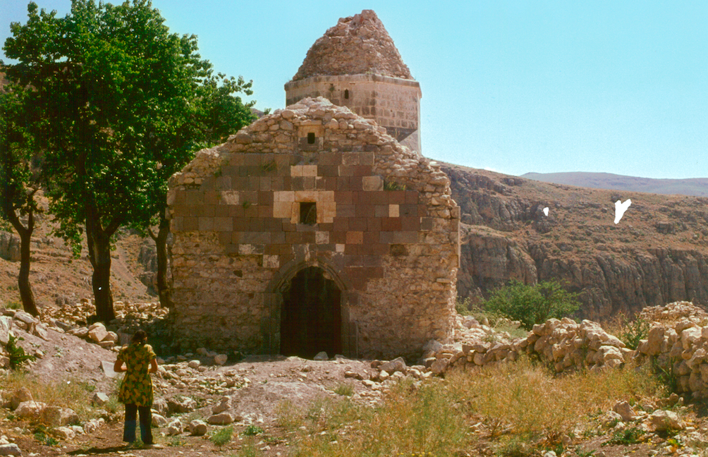 Van Gölü'nün kuzey kıyısındaki Mucizeler Manastırı