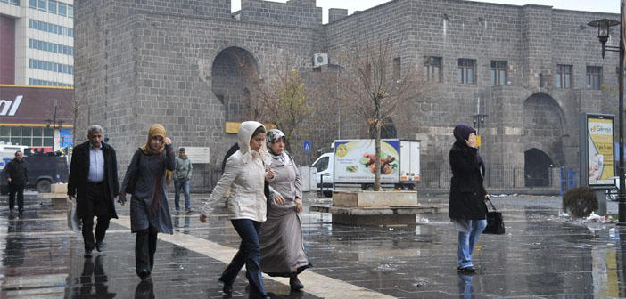 Sur’un bir caddesinde yasak kalktı, altı caddede devam