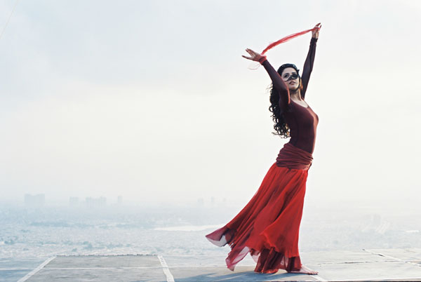 Jocelyne Saab, 2005’te Mısır’da, kadın sünnetini konu alan ‘Dunia (Gözlerimden Öpme)’ filmini çekti. “Bu filmin ardından adeta bir savaşa girmiştim ve kurşunun nereden geleceğini kestiremiyordum” diyen Saab halkın bir kesiminin, bu uygulama nedeniyle yaşanan sağlık sorunlarının açığa çıkmasını istemediğini ve bu nedenle hedef gösterildiğini anlatıyor.