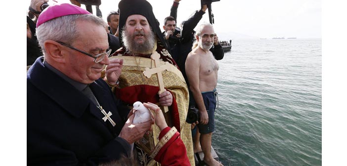 İzmir'de 94 yıl sonra ilk haç çıkarma töreni