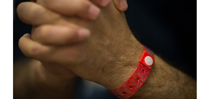 Mültecilere 'kırmızı bileklik' ayrımcılığı