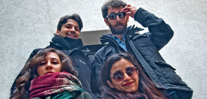 Dört genç, bir masa