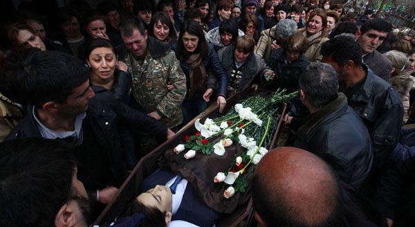 Çatışmada öldürülen 12 yaşındaki Vağarşak Grigoryan, 4 Nisan'da memleketi Martuni'de bir törenle toprağa verildi.