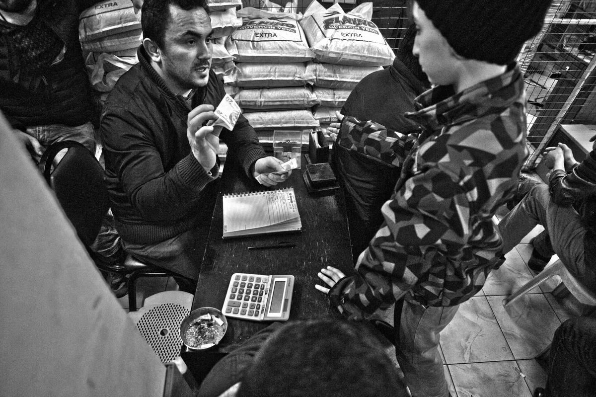 Güzel kuşun kaçıranı çok oluyormuş, çalıp ufak paralara satıyorlarmış. En iyisi bende olsun, diyenler bu işi bozmuş. 