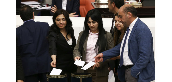 "Dokunulmazlık" maddelerinin görüşülmesi 348 oyla kabul edildi