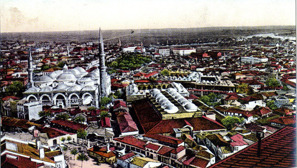 Selimiye Camii’nden çekilmiş bir fotoğraf. Eski Cami; ön planda, Ermenilerin dükkânlarının bulunduğu Bedesten ve arkada Rüstem Paşa Kervansarayı. Tanıklıklar, avlunun ortasında Sinan tarafından inşa edilen 1877-88 Rus harpleri sırasında yıkılan bir çeşme ile bir cami bulunduğunu belirtiyorlar. Kartpostal: Jv. D. Bajdaroff, Sofya (Roy Arakelian koleksiyonu)