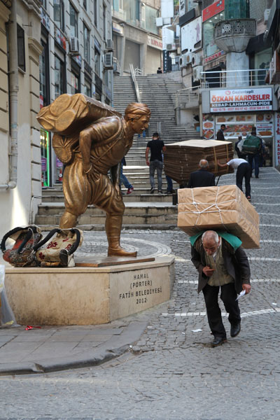 Elif Bekaroğlu: “Fotoğrafçılık yarışması açıklanınca hemen bir konu düşünmeye başladım. Kameramı aldım, İstanbul’u sokak sokak gezdim. Bence İstanbul’u en iyi anlatan semtlerden biri Eminönü. Bu fotoğrafı da Eminönü’nün bir ara sokağında çektim. ‘İnsansız fotoğraf, fotoğraf değildir’ görüşünü benimsemiştim. İlk denememde başarısız oldum. Ardından fotoğrafı çektiğim yerin karşısına geçtim, bir sandalye buldum, bir saat boyunca bekledim ve sonunda fotoğrafı çektim. Beklediğime değdiğini düşünüyorum.”