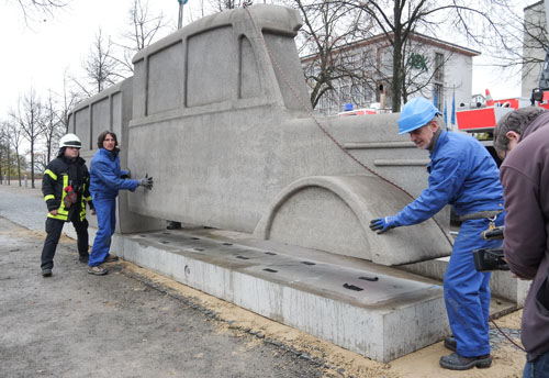 ‘Gri Otobüsler Anıtı’, 2007. 70 ton ağırlığındaki bu otobüs, İkinci Dünya Savaşı sırasında katledilen 300 binden fazla fiziksel ve zihinsel engelli bireye ithaf edilmiş. Bugüne kadar 6 bin 500  kilometre yaparak Almanya’nın çeşitli şehirlerinde sergilenen anıt, 2017’de Frankfurt’a taşınacak. 