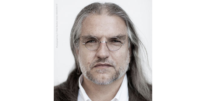 Fotoğraf kareleriyle kurulan köprü