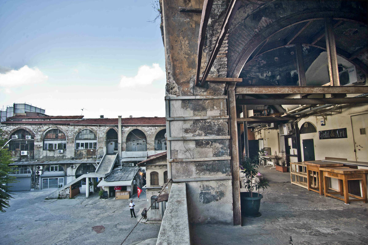 Vezir Hanı denen çelikli, iplikli, hikâyeli bir koca dünya