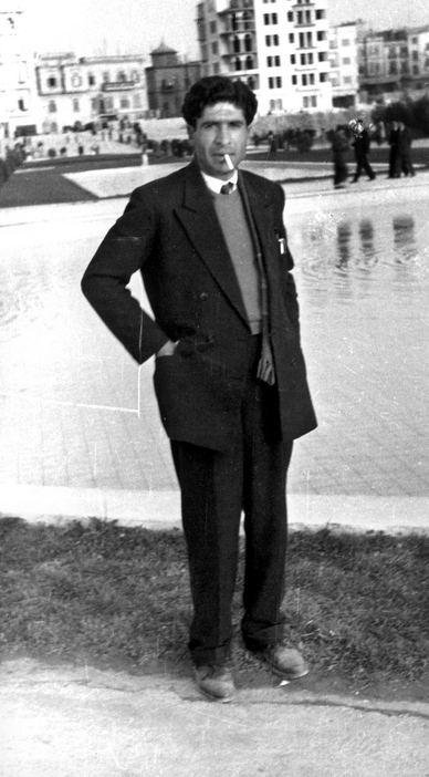 Babam Antranig Arabian 1921’de, Diyarbakır’ın Hazro ilçesinde doğdu. Ailesi önce Diyarbakır’ın merkezine, babam sekiz yaşındayken Halep’e, oradan da, birçok Diyarbakırlı Ermeni’nin yaşadığı Kamışlı’ya göç etti. Babam bir süre eğitim görse de, yoksulluktan, araba tamircilerinin yanında çıraklık yapmaya başladı. İşinde ustalaştı; dürüstlüğü ve sağduyusu sayesinde, itibarlı bir atölye sahibi oldu. Kardeşleriyle birlikte tarımla da uğraştı. Beyrut’a ve nihayet Toronto’ya taşınmadan önce, Kamışlı’da okul ve vakıfların mütevelli heyetlerinde yer aldı. 2002’de Toronto’da hayata gözlerini yumdu.