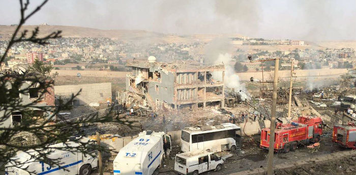 Cizre Emniyet Müdürlüğü'ne bombalı saldırı