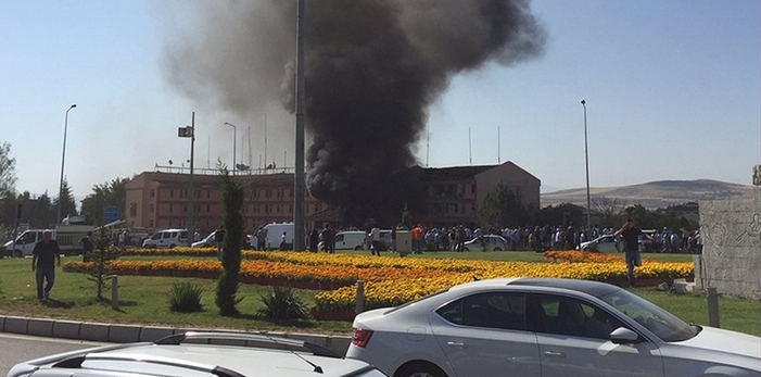Elazığ'da bombalı saldırı: 3 polis hayatını kaybetti 100'ü aşkın yaralı var