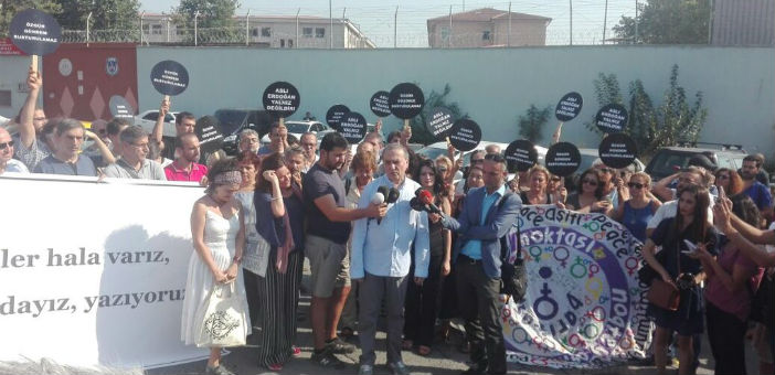 Aslı Erdoğan için “özgürlük nöbeti” başladı