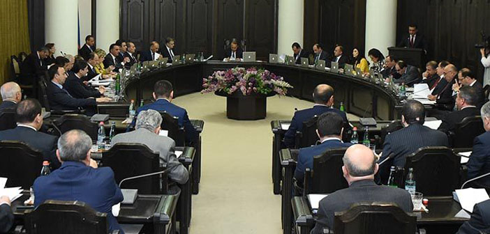 Ermenistan’da atamalar sürüyor