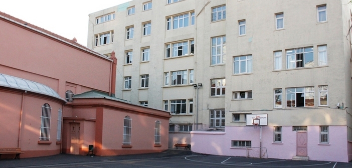 Feriköy Okulu zorda, Vakıflar için görev zamanı