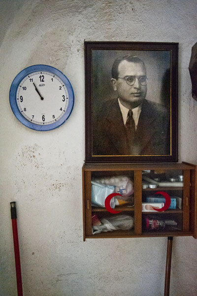 Hagop Benli’nin dayısı Aram Haşimyan’ın portresi, hergün gelen geçene bakıyor.