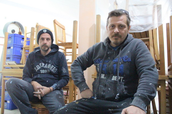 Selanik’ten iki sene önce gelen Dimitris ve Hristos Yorgiu kardeşler, yeni açtıkları Mira Kafenin tadilatıyla uğraşıyor. Bize, ‘üstümüzü başımızı Photoshop’la düzeltirsiniz’ diye takılıyorlar. 