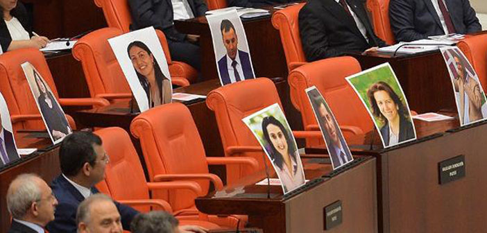 Meclisteki olağanüstü toplantının nedeni tutuklu vekillerin fotoğrafları