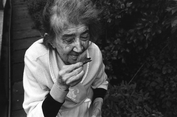 Arka bahçeyi ve kardeşimin oraya ektiği bitkileri çok severdi. Kendini kötü hissettiği zamanlarda bahçe yürüyemeyeceği kadar uzakta olmasına rağmen bahçeye giderdi.